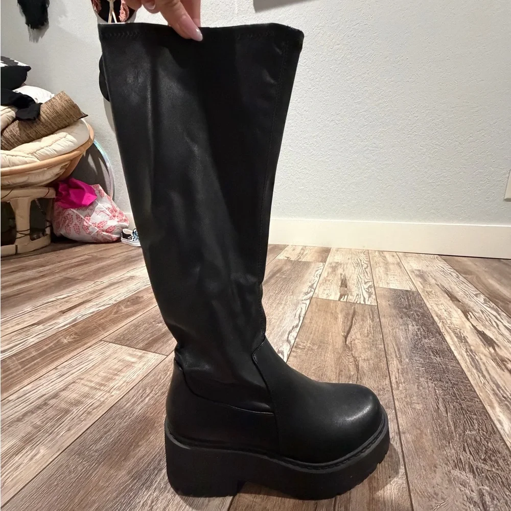 Women's Black Knee-High Platform Boots Soda brand